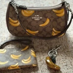 💛🍌Coach medium corner zip wallet in signature canvas with banana print🍌💛